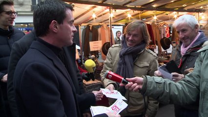 Manuel Valls distribue des tracts pour la primaire de la gauche