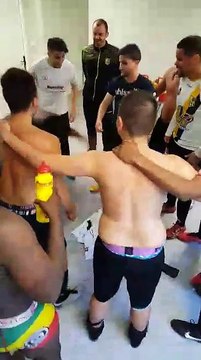 Joie dans les vestiaires après la victoire à St Julien