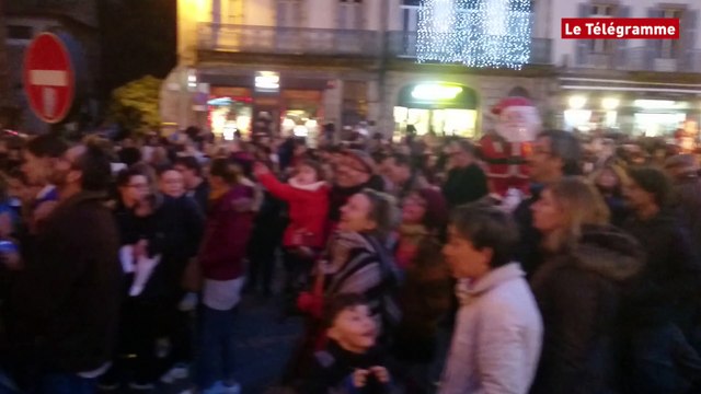 Morlaix. Le Père Noël descend le viaduc en rappel