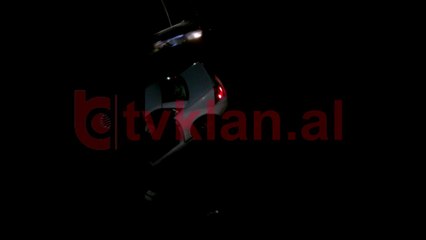 Aksident në autostradë, makina del nga rruga