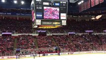 Un enfant acclamé pendant un match de hockey