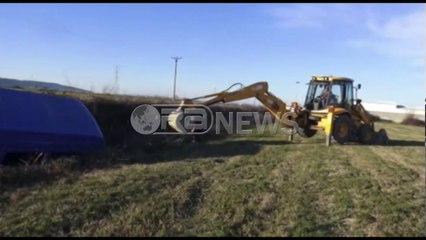 Ora News –Furgoni me nxënës shkolle përmbyset dhe bie në kanal