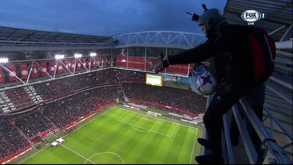 Inédito, a bola do jogo chega de paraquedas na Holanda