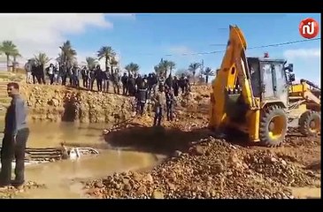 تطاوين : أعوان الحماية المدنية يحاولون انتشال سيارة غرقت بسبب مياه الأمطار