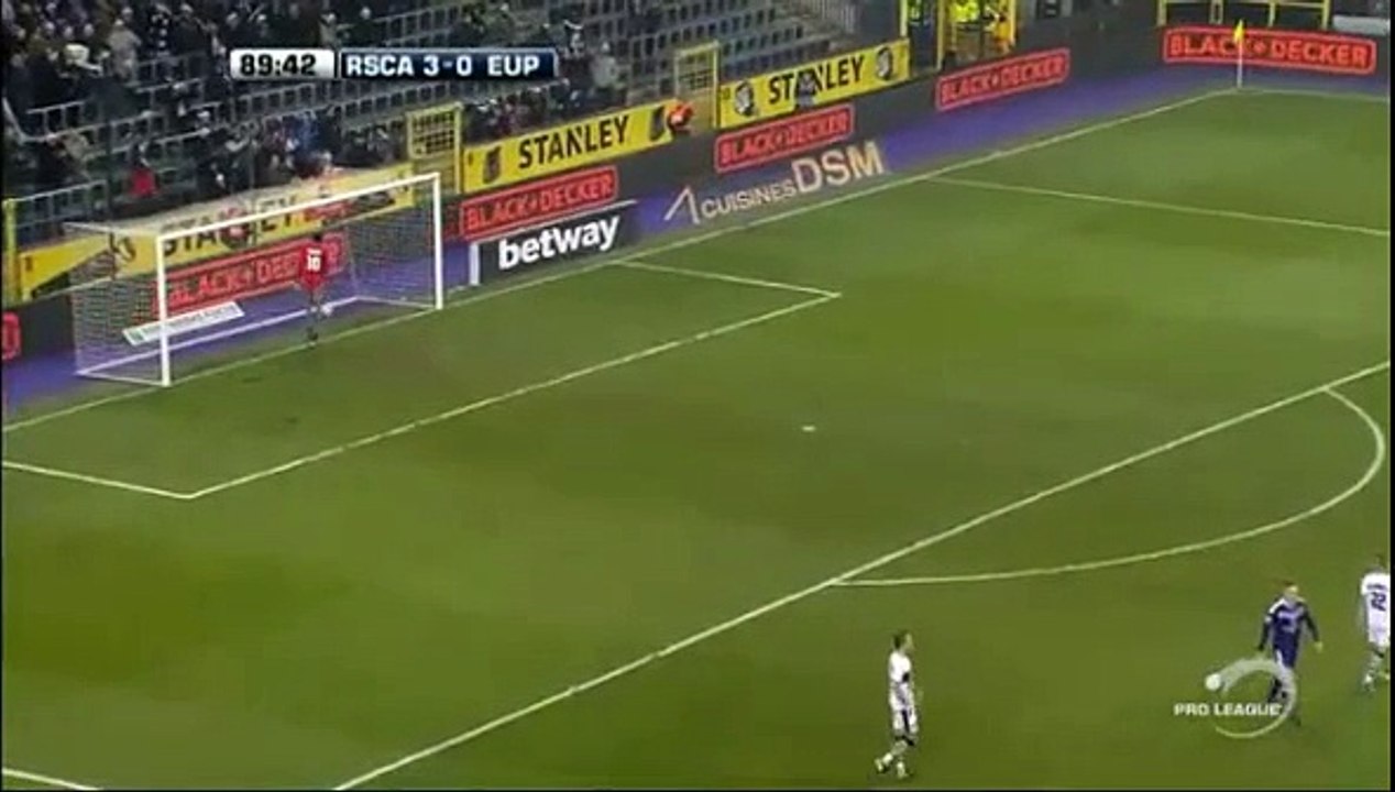 Quel magnifique but de Sofiane Hanni des 40 mètres face à Eupen