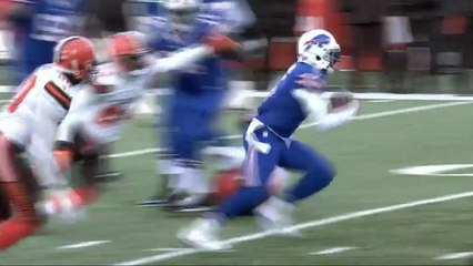 Tyrod Taylor avoids sack, scrambles for 12 yards