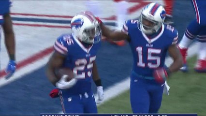 LeSean McCoy runs in for 3-yard TD