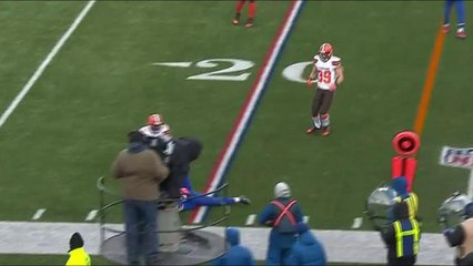 Marquise Goodwin makes catch sitting down for 9 yards