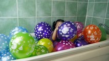 Learn Numbers 1-10 for Kids in the Balloon Bath ! Numbers Counting to 10 Balloons drop