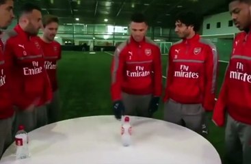 Video kocak pemain Arsenal main Water bottle flipping chalenge