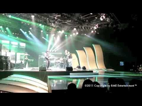 Nubhan & Meet Uncle Hussain (MUH) Pokok at Semi Final Muzik-Muzik 25th November 2011