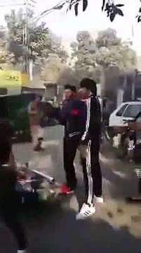 Singer Bilal Saeed Beaten Up By Unknown Persons On Road - Exclusive Video
