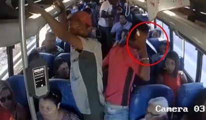 Otobüse binip yolculara bıçak çektiler