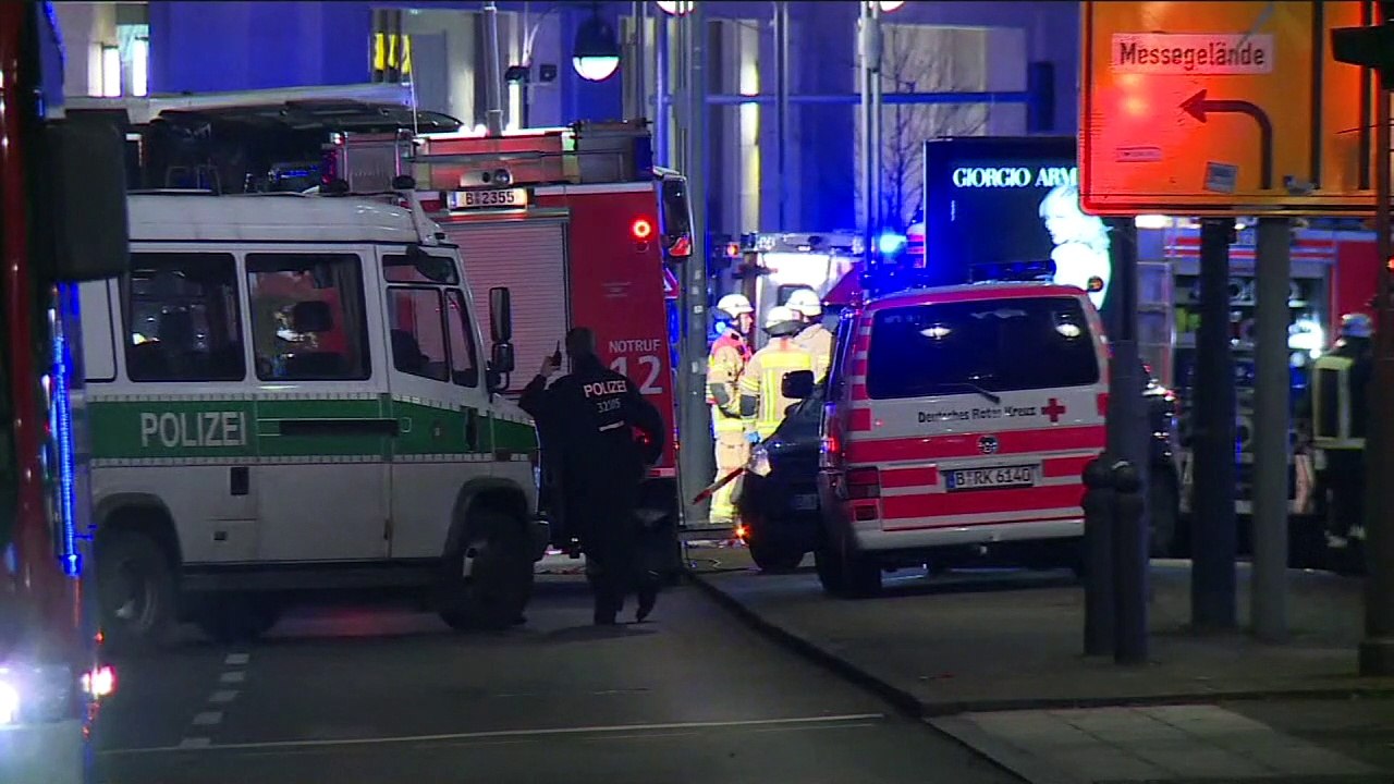 Lkw rast in Berliner Weihnachtsmarkt - viele Tote und Verletzte