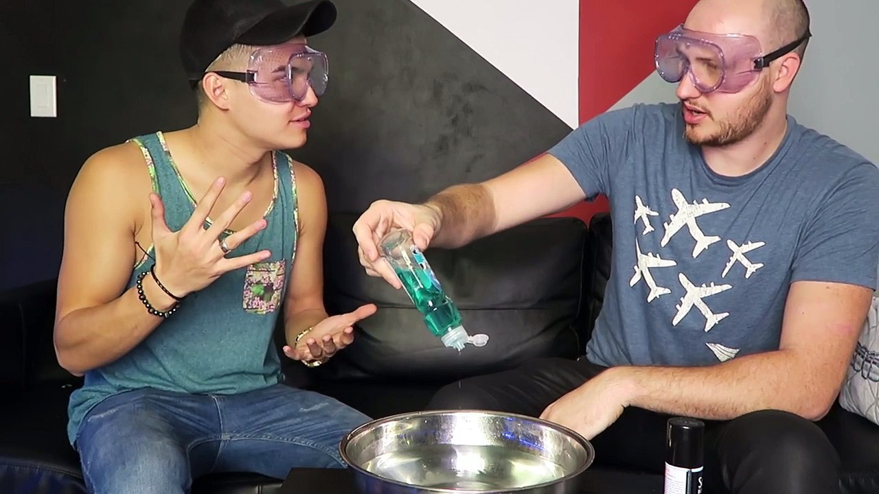 Ces russes s'amusent à se mettre le feu aux mains