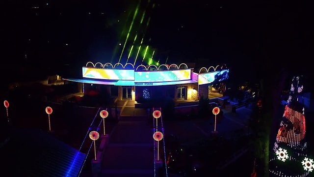 Eclairages de Noël sur une musique électro super violente ! Dubstep