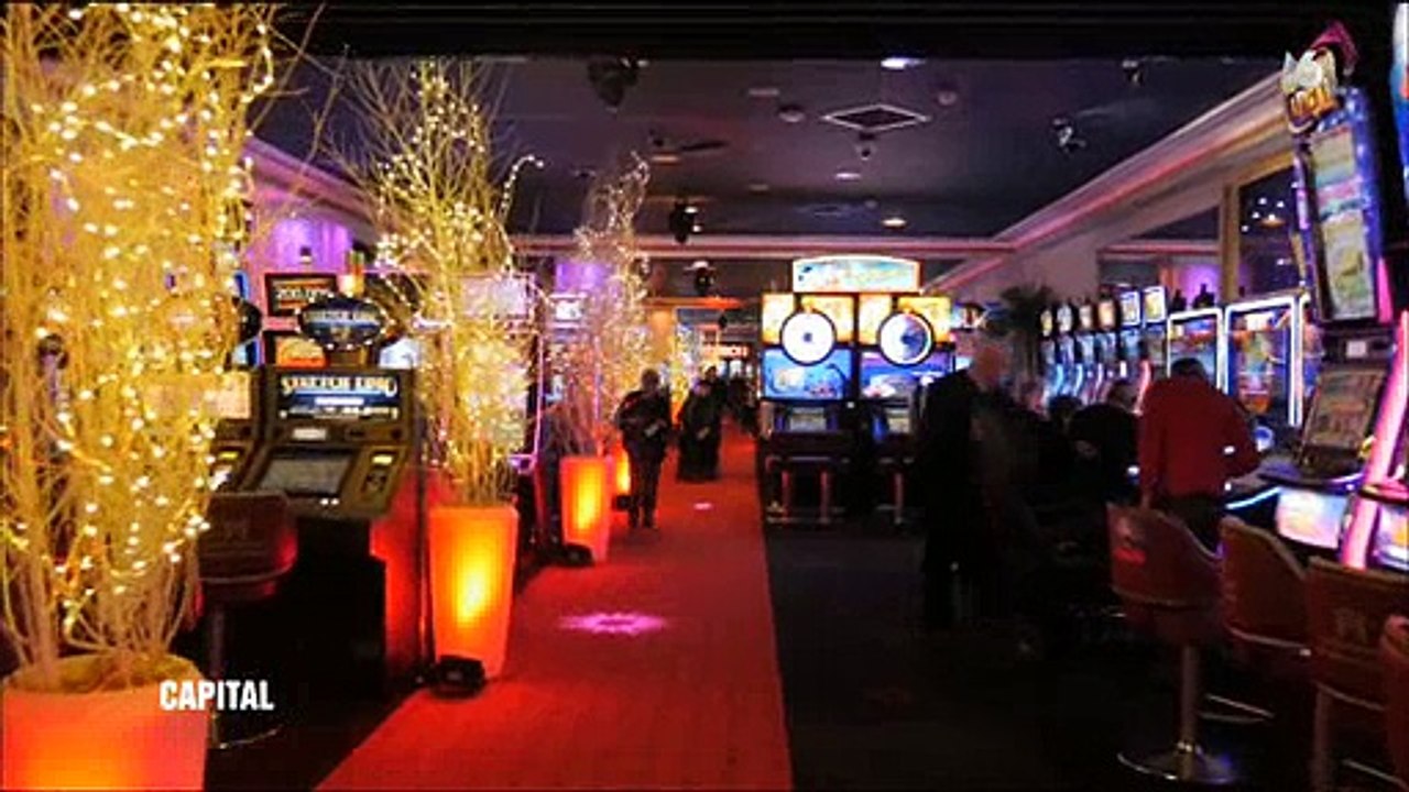 Après 6 heures devant une machine à sous, une femme perd... 1200 euros ! Regardez