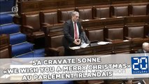 Sa cravate sonne  «We wish you a merry Christmas»  au Parlement irlandais