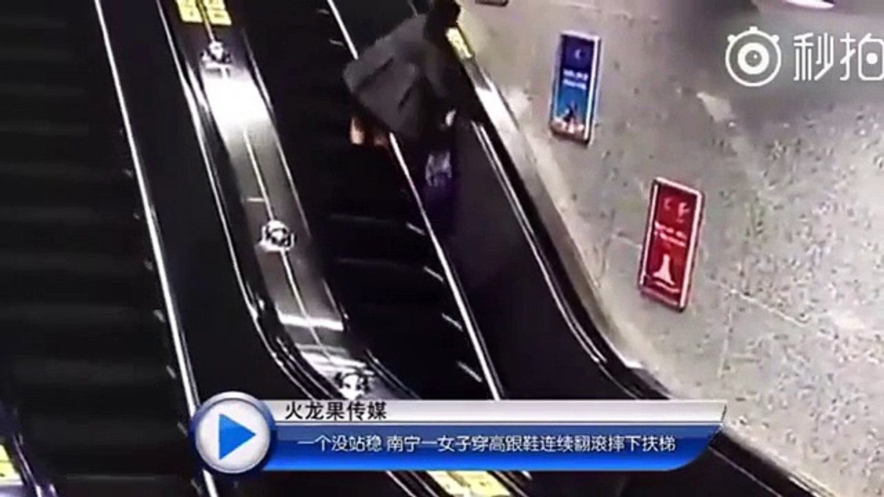 Une femme alcoolisée prend l'escalator...