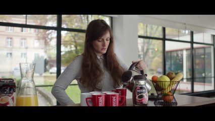 NESCAFÉ : Les touillettes - Attention, elle est à l'envers.