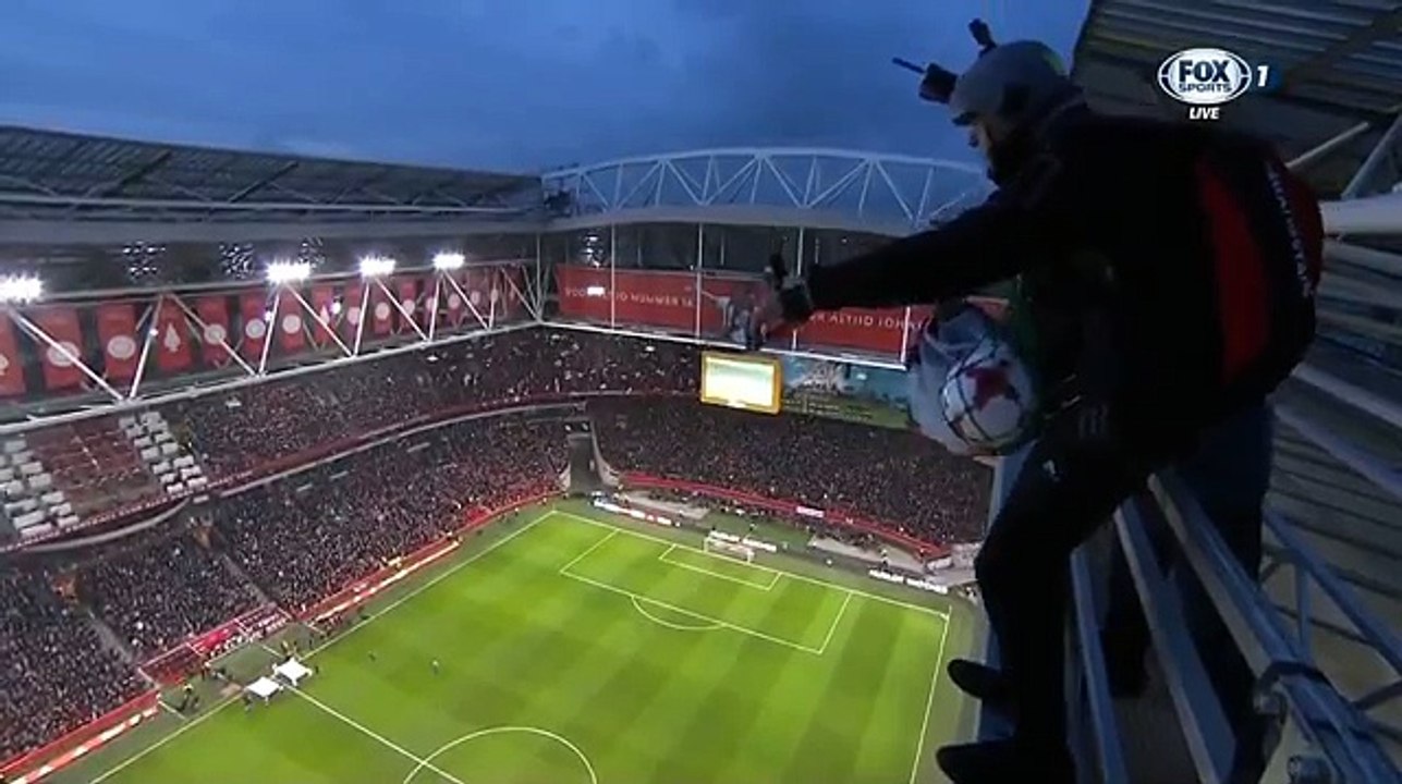Un parachutiste livre le ballon du match