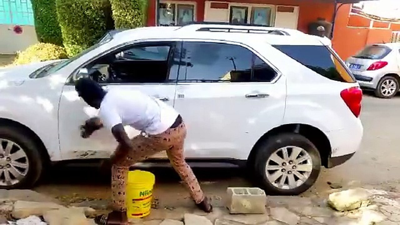 Il se fait passer pour le propriétaire de cette voiture devant cette belle demoiselle jusqu'à ce que...