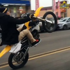 Il se balade en roue arrière sur les trottoirs.