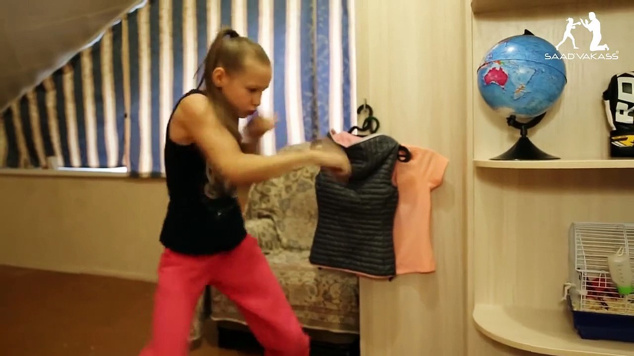 Cette jeune boxeuse très expérimentée explose sa porte de chambre !