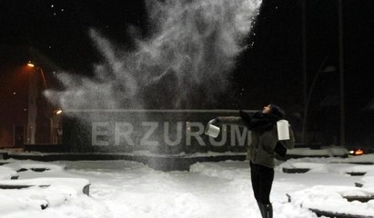 Erzurum: - 33...  Havaya atılan su, yere buz taneciği olarak düştü