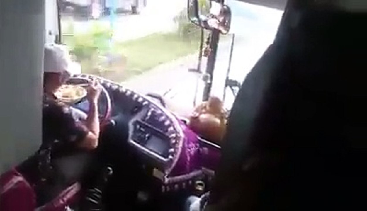 Driving while eating.This is amazing !