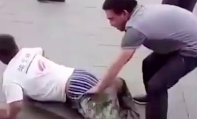 Un homme démasque un faux mendiant handicapé !