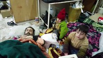 مدنيون ينتظرون اجلاءهم في آخر مستشفى ميداني في شرق حلب