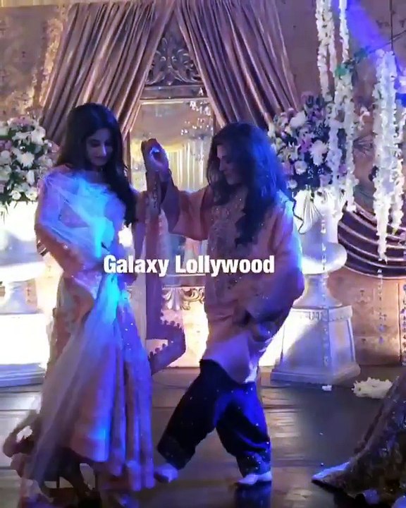 Sajal Ali and Resham dancing on 'Piplan Di Chan Way' at the #UrwaFarhan wedding reception in Lahore
