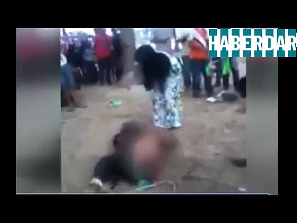 Kızına Tecavüz Eden Adamı Yere Yatırıp Kırbaçladı
