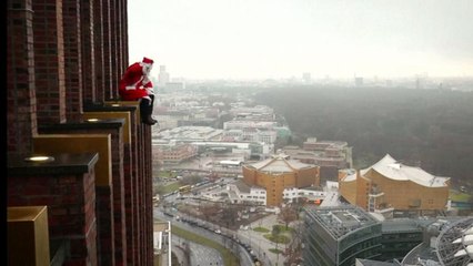 Skyscraper Santa surprises Berlin kids