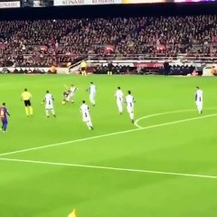 Lionel Messi humilie 5 défenseurs !