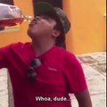 Il boit un alcool très fort de Mexico et il ne s'en remet pas