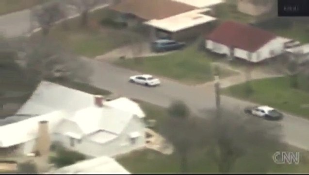 Un suspect tente de 'surfer' sur sa voiture durant une course poursuite avec la police