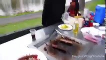 صقر يلقي ثعبان ضخم على عائلة أثناء تناولهم طعام الغداء في مدينة ملبورن الأسترالية - YouTube