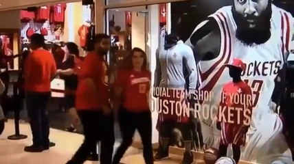 Il se fait choper au match des Houston Rockets avec sa maîtresse.