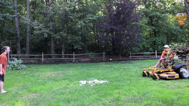 Un père détruit les jeux de son fils avec une tondeuse !