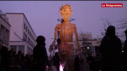 Lorient. La parade d'un géant d'osier
