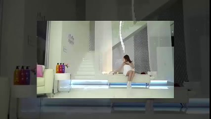 Ngọc Trinh khiêu vũ cùng khăn tắm