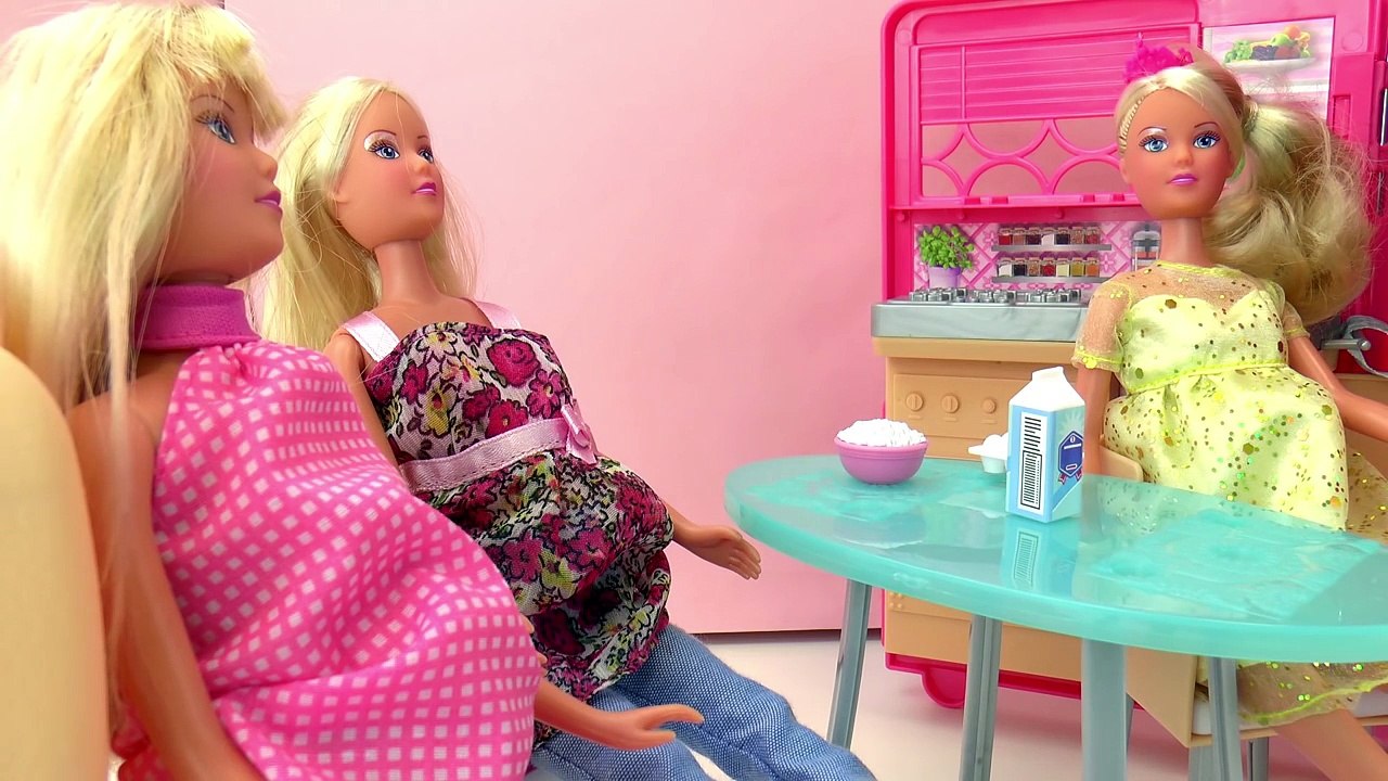 Drie zwangere Barbies in de Barbie Camper | Vakantie met verrassing! | Steffi Love krijgt een baby