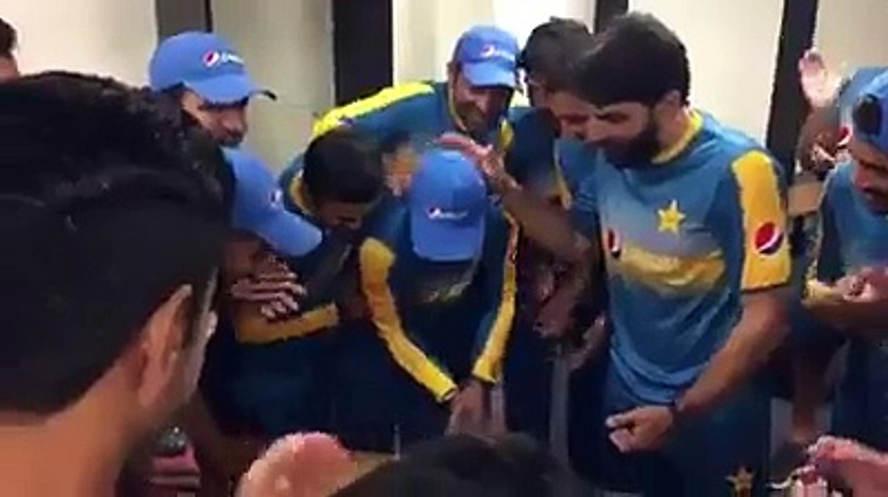 Pakistan Team Celebrating Asad Shafiq’s Memorable Century At Brisbane - Video Dailymotion