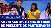 Silvio Santos ganha relógio de presente de participante da plateia