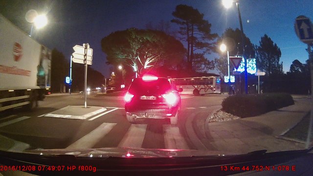 voiture arrêtée dans rond point à andernos les bains