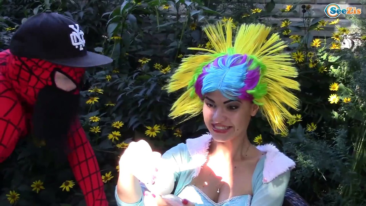 Frozen Elsa LOSES HER HEAD! w/ Spiderman, Maleficent, Joker, Spidergirl & Batman! Superheroes IRL