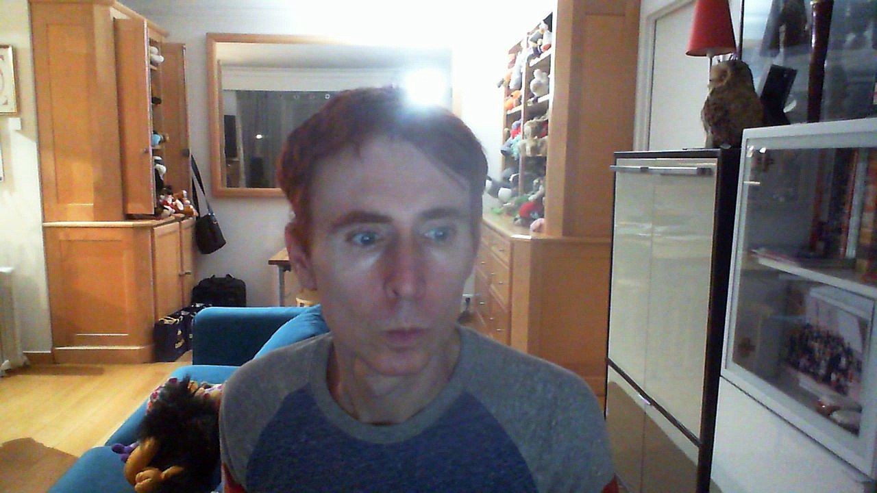 Wiwi égratigne "regarde moi" de Zaza Fournier