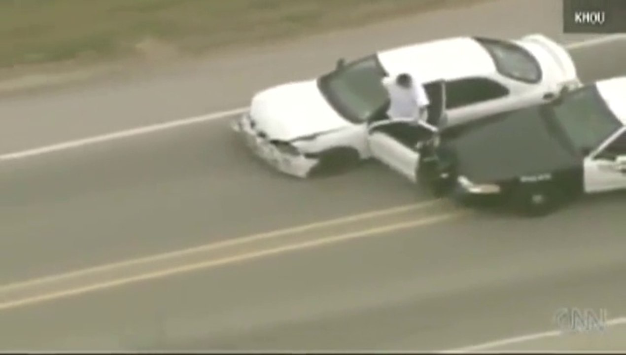 En fuite, ce braqueur essaie de surfeur sur sa voiture! Course-poursuite de folie